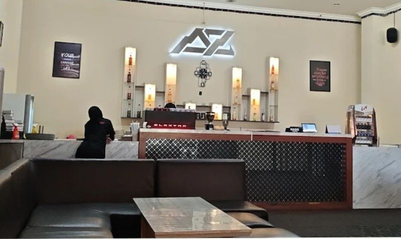 Area bar dan lounge AZ Cafe & Pool