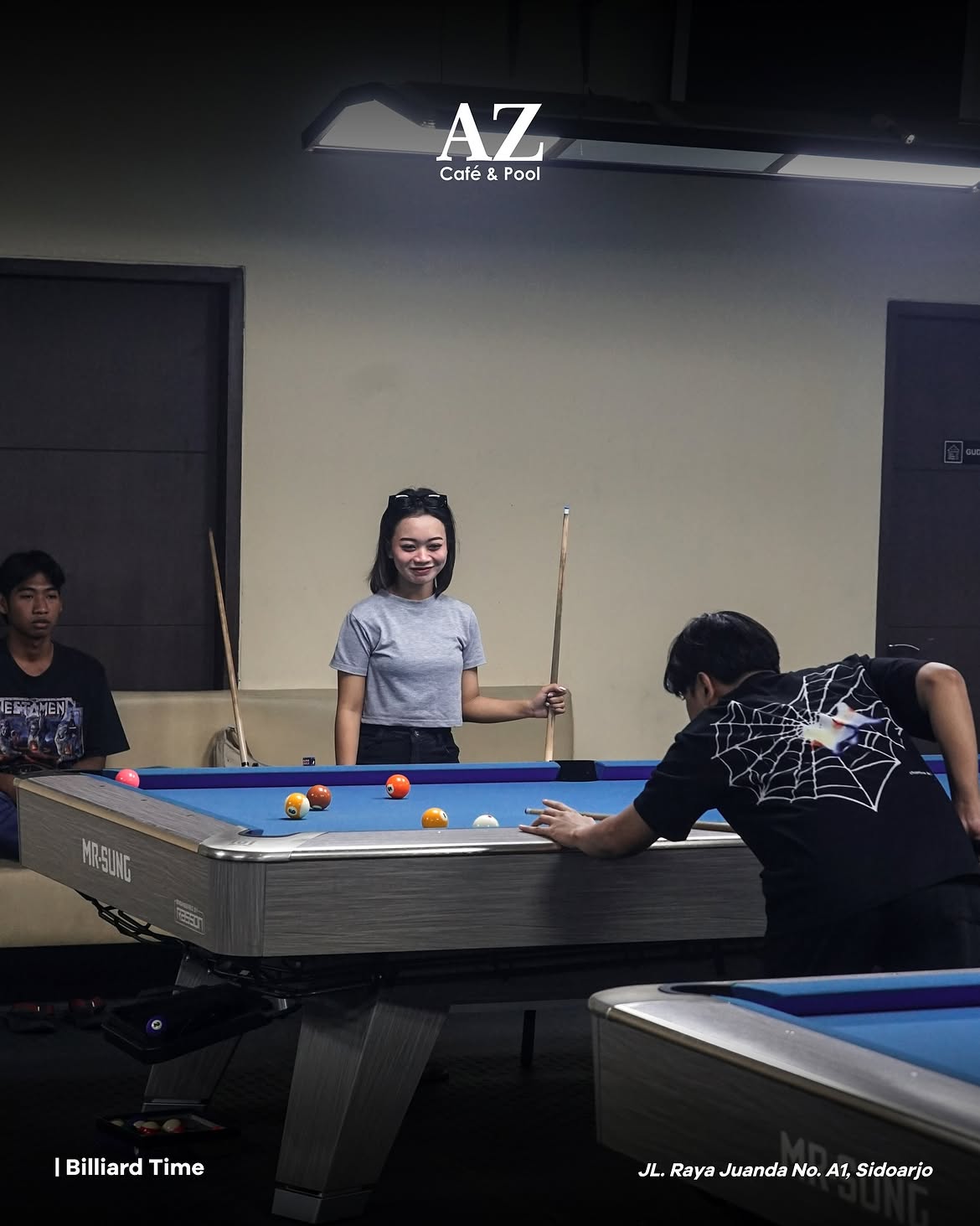 Suasana main biliar AZ Cafe & Pool