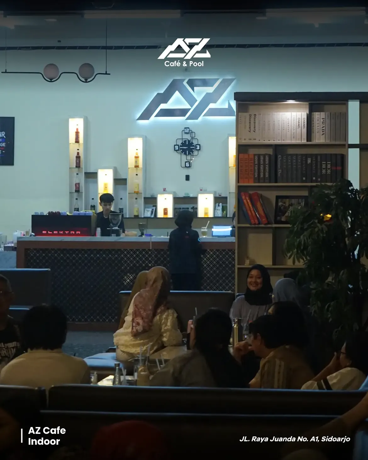 Suasana Cafe AZ Cafe & Pool - area indoor dan outdoor