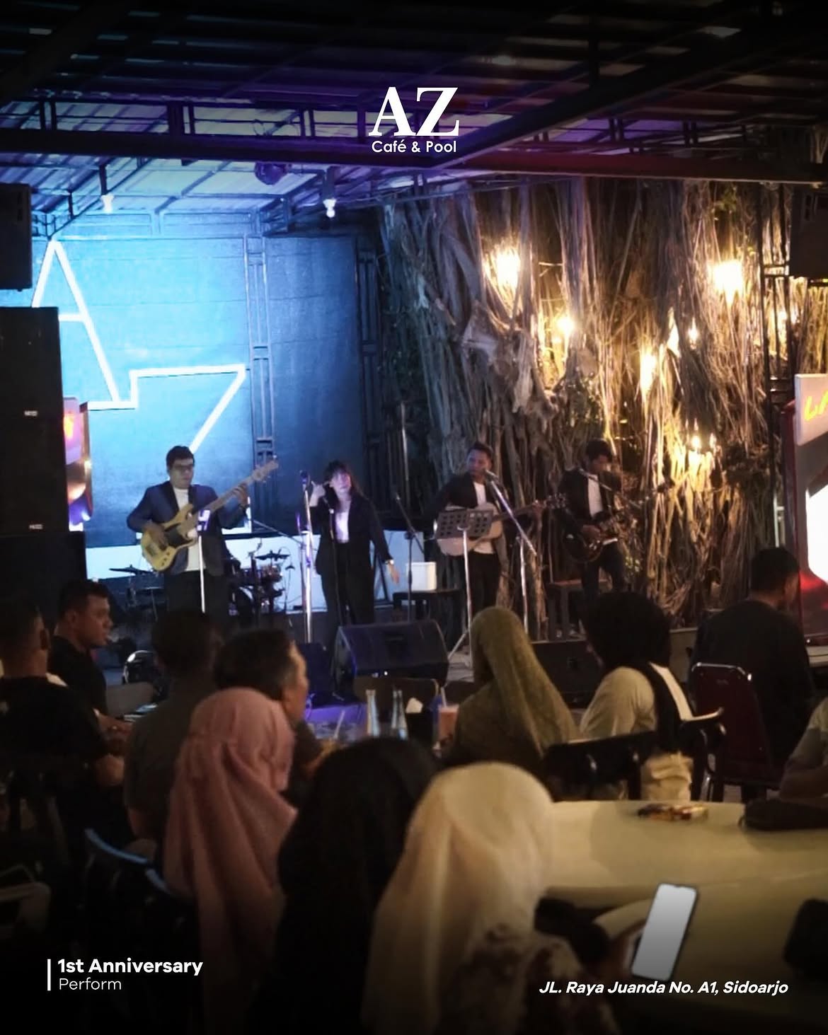 Suasana malam AZ Cafe & Pool