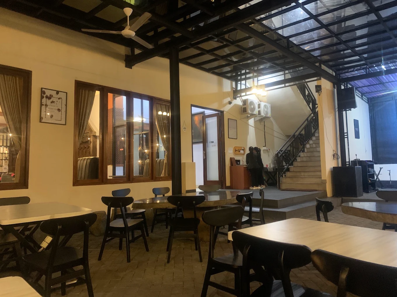 Suasana Cafe AZ Cafe & Pool - area indoor dan outdoor