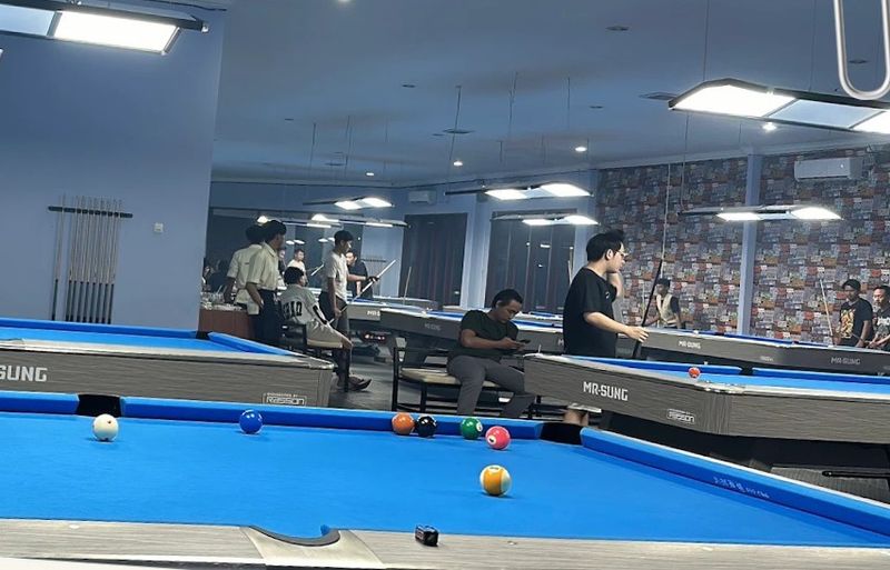 Meja biliar close-up di AZ Cafe & Pool