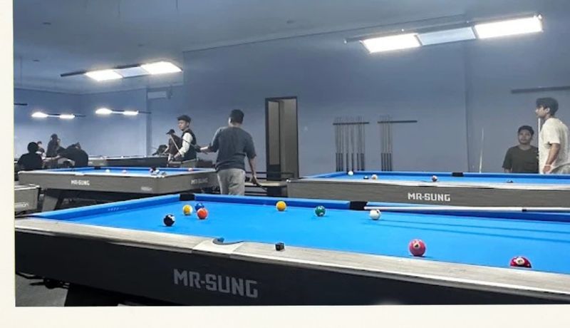 Suasana arena biliar AZ Cafe & Pool