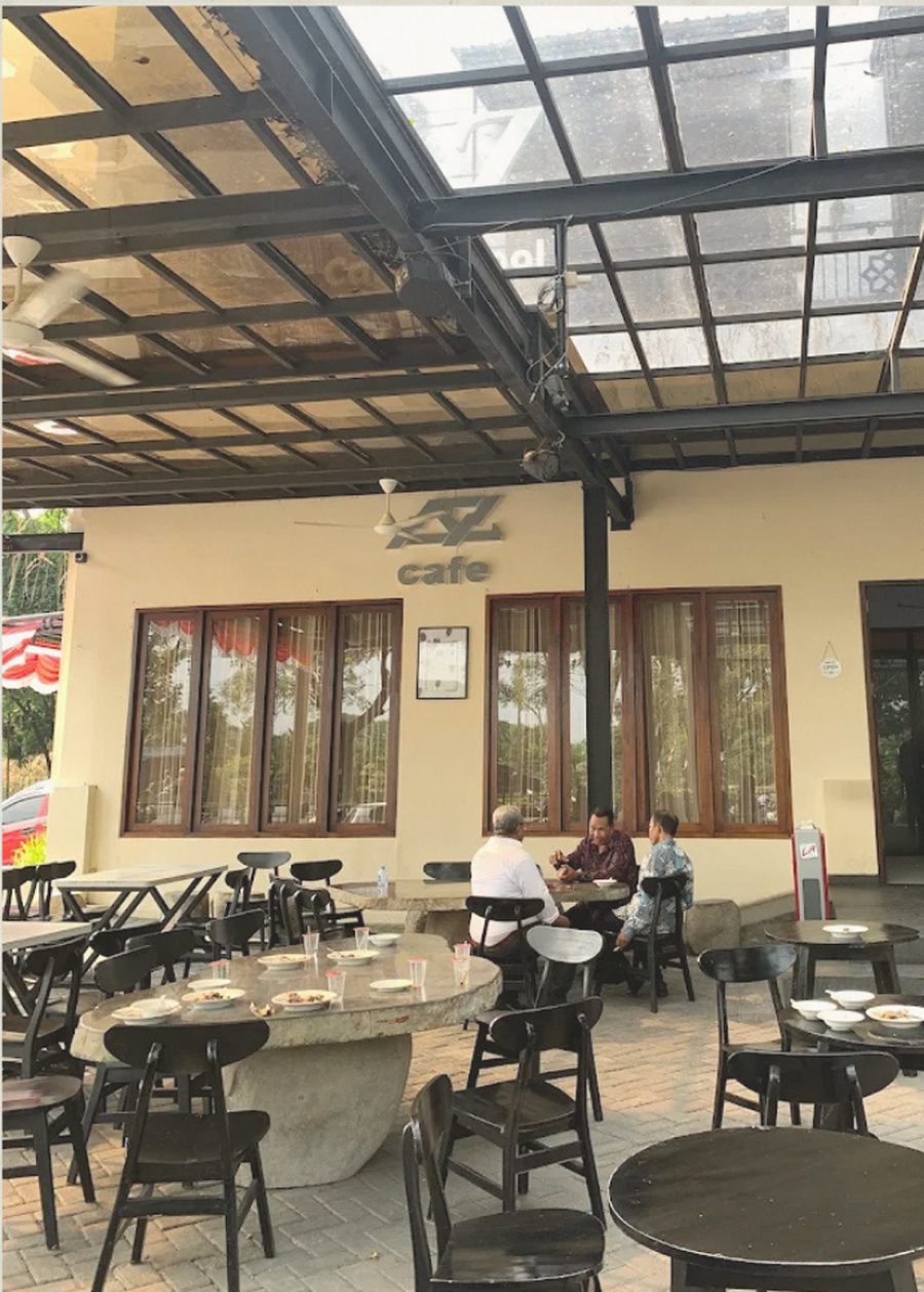 Suasana teras AZ Cafe & Pool di Sawotratap, Sidoarjo