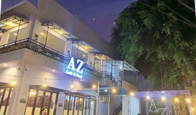 Tampak depan AZ Cafe & Pool di malam hari